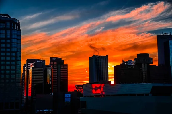 Gün batımında Arizona, Phoenix şehir merkezi manzarası.