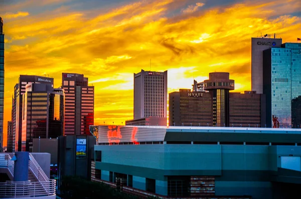 日落时亚利桑那州凤凰城市中心的景色 — 图库照片