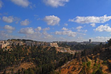 Açık ama parçalı bulutlu bir günde Kudüs 'ün silüeti