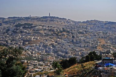Güneşli bir yaz gününde Kudüs 'ün silüeti