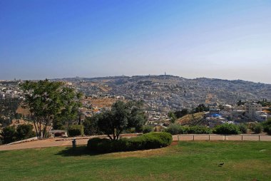 Güneşli bir yaz gününde Kudüs 'ün silüeti