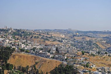Güneşli bir yaz gününde Kudüs 'ün silüeti