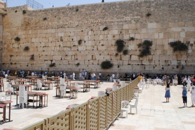 Kudüs 'teki Batı Duvarı, Tapınak Dağı avlusunun antik bir kalıntısı, kutsal bir Yahudi ibadeti ve hac yeri..