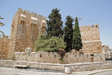 Kule, eski Kudüs şehrinin tarihi duvarlarından birinde.
