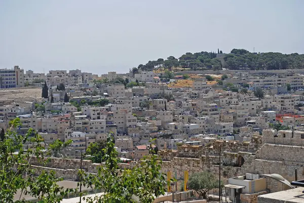 Güneşli bir yaz gününde Kudüs 'ün silüeti