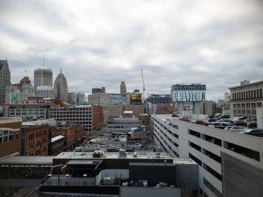 Detroit şehir merkezindeki Greektown manzarası Detroit, Michigan 'da bulutlu bir günde Greektown Casino otoparkından