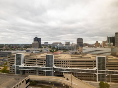 Detroit, Michigan 'da bulutlu bir günde Riverfront Kuleleri' nden Detroit şehir merkezinin görüntüsü