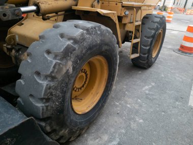 Detroit şehir merkezindeki bir yol inşaatında buldozer lastiği.