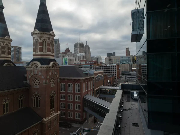 Detroit şehir merkezindeki Greektown manzarası Detroit, Michigan 'da bulutlu bir günde Greektown Casino otoparkından