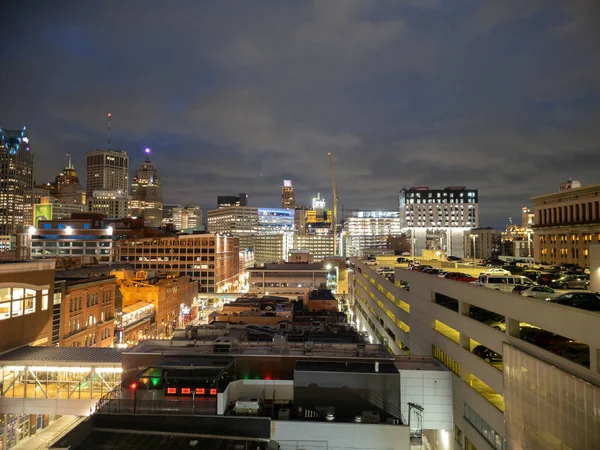 Detroit şehir merkezindeki Yunan kasabasının gece manzarası. Detroit, Michigan 'da bulutlu bir günde, Greektown Casino' nun otoparkından.