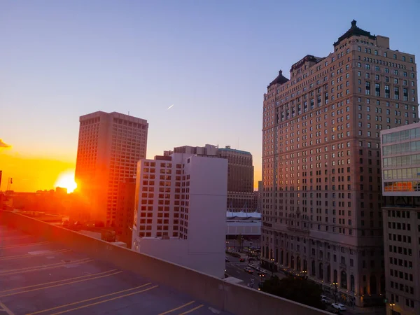 Άποψη Ενός Ηλιοβασιλέματος Στο Downtwon Detroit Από Την Οροφή Ενός — Φωτογραφία Αρχείου