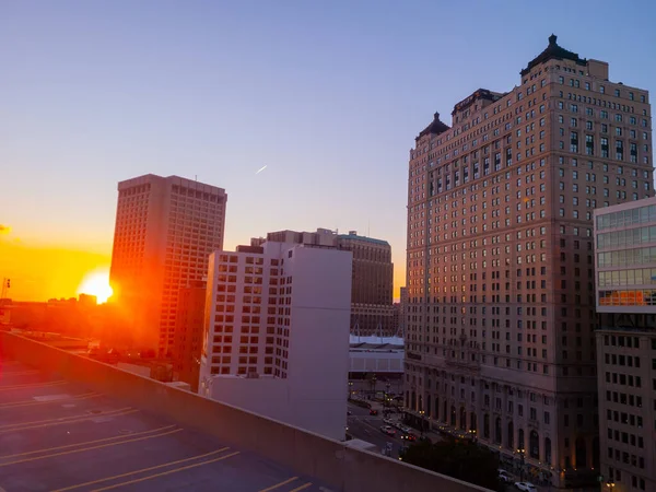 Άποψη Ενός Ηλιοβασιλέματος Στο Downtwon Detroit Από Την Οροφή Ενός — Φωτογραφία Αρχείου