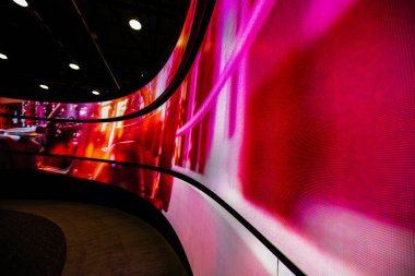 Bir LED ışık paneli. Sergi, Detroit, Michigan 'daki Huntington Place' deki otomobil fuarında arabaların reklamını yapıyor (Cobo Hall)