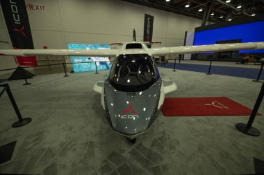 Gri Simge uçak önizlemesi Detroit 'teki Huntington Place (Cobo Hall) otomobil fuarında sergileniyor.