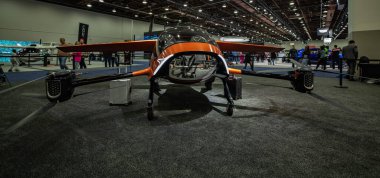 Detroit 'teki Huntington Place (Cobo Hall) otomobil fuarında turuncu uçak önizlemesi gösterimde.
