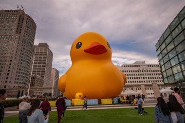 Detroit, Michigan 'daki Huntington Place' in (Cobo Hall) dışında Oto Fuarı için dev şişirilebilir ördek sergileniyor. Bu ördeğin sponsoru Jeep.