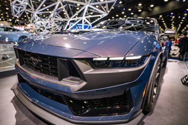 Detroit, MIchigan 'daki otomobil fuarında mavi Ford Mustang sergileniyor