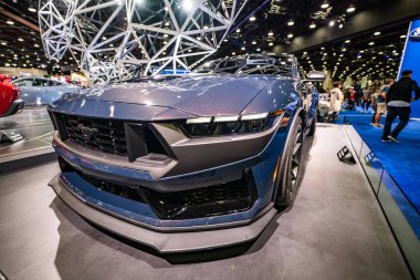 Detroit, MIchigan 'daki otomobil fuarında mavi Ford Mustang sergileniyor