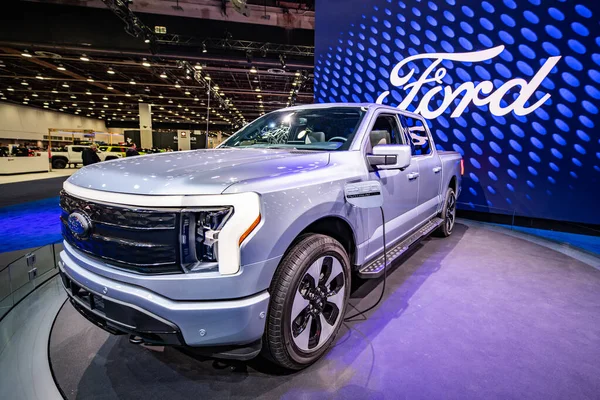 Beyaz Ford F150 elektrikli kamyon Detroit, MIchigan 'daki otomobil fuarında sergileniyor.