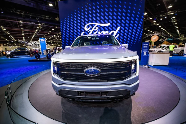 Beyaz Ford F150 elektrikli kamyon Detroit, MIchigan 'daki otomobil fuarında sergileniyor.