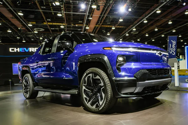 Mavi Chevrolet Silverado Detroit 'teki Huntington Place (Cobo Hall) otomobil fuarında sergileniyor.