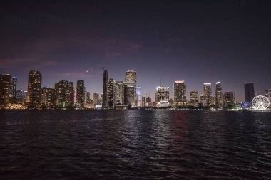 Miami şehir merkezi, Florida gökyüzü geceleri Maimi Güney Kanalı 'nın sularındaki bir tekneden çekiliyor.