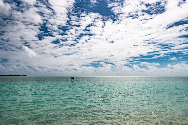 Вид Океан Флорида Кис Вода Бирюзового Цвета Небо Голубое Облаками — стоковое фото