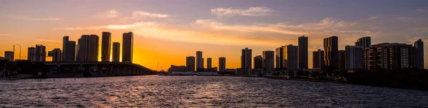 Miami, Florida şehir merkezi, gün batımında gökyüzü Maimi Güney Kanalı 'nın sularındaki bir tekneden alındı.