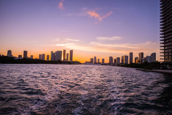 Downtown Miami Φλόριντα Ορίζοντα Ηλιοβασίλεμα Λαμβάνονται Από Ένα Σκάφος Στα — Φωτογραφία Αρχείου