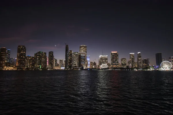 Downtown Miami Φλόριντα Ορίζοντα Νύχτα Λαμβάνονται Από Ένα Σκάφος Στα — Φωτογραφία Αρχείου