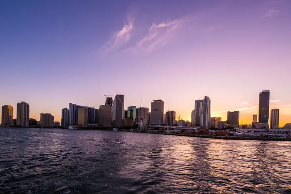 美国佛罗里达州迈阿密市中心 日落时分 从一条位于迈米南海峡水域的船上取下的天际线 — 图库照片