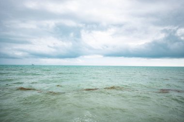 Florida Keys 'ten okyanus manzarası. Su bir Türk rengidir ve gökyüzü birkaç bulutla mavidir. Bu fotoğraf çekildiğinde hava sıcaktı..