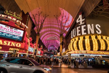 Las Vegas, Nevada 'daki Fremont Caddesi. Fremont Kumarhanesi ve 4 Queens Kumarhanesi ön planda görülebilir ve Fremont Caddesi Tecrübesi yukarıda görülebilir. Fotoğraf gece çekildi..
