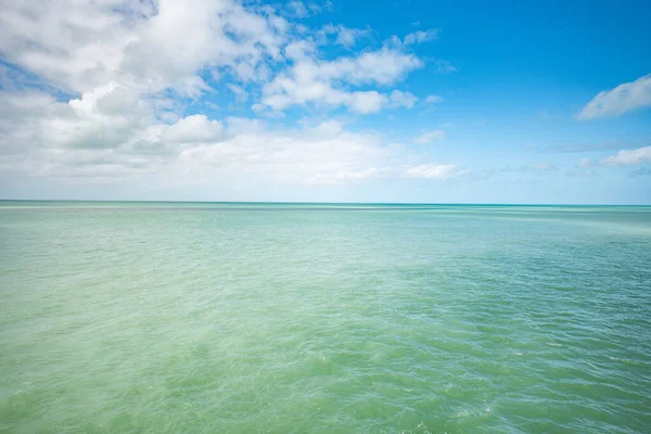 佛罗里达群岛的海洋景观 水是水彩斑斓的颜色 天空是蓝色的 只有几片云彩 这张照片拍的时候天气很暖和 — 图库照片