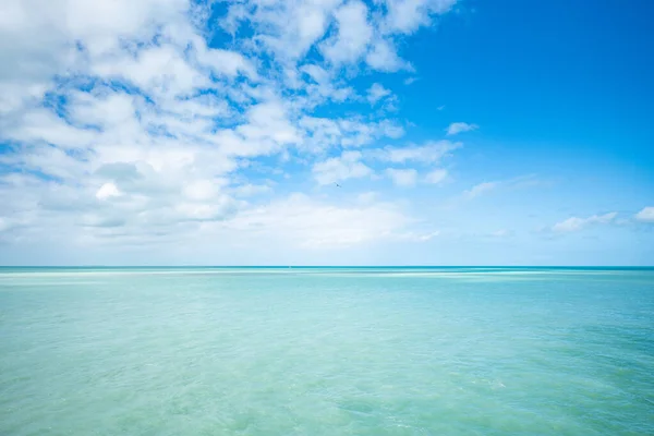 佛罗里达群岛的海洋景观 水是水彩斑斓的颜色 天空是蓝色的 只有几片云彩 这张照片拍的时候天气很暖和 — 图库照片