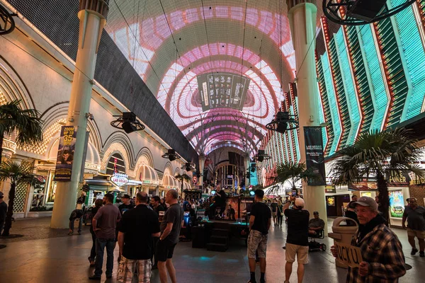 Las Vegas, Nevada 'daki Fremont Caddesi. Golden Nugget Kumarhanesi ve Binion Kumarhanesi ön planda görülebilir ve Fremont Street Experience tepe örtüsü yukarıda görülebilir. Fotoğraf gece çekildi..