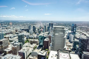 Los Angeles, Kaliforniya şehir merkezinin 72. kattaki Wilshire Grand lobisinden görünüşü açık ama hafif bulutlu bir günde