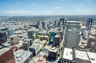Los Angeles, Kaliforniya şehir merkezinin 72. kattaki Wilshire Grand lobisinden görünüşü açık ama hafif bulutlu bir günde