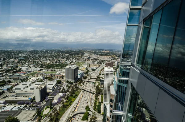 天气晴朗但略带多云的一天 从72楼威尔郡大厅俯瞰洛杉矶市中心 — 图库照片