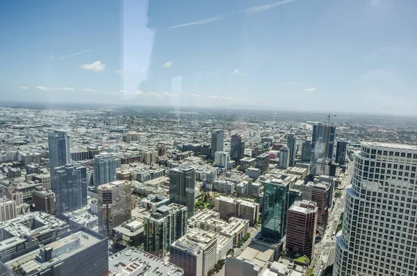 天气晴朗但略带多云的一天 从72楼威尔郡大厅俯瞰洛杉矶市中心 — 图库照片