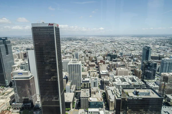 Los Angeles, Kaliforniya şehir merkezinin 72. kattaki Wilshire Grand lobisinden görünüşü açık ama hafif bulutlu bir günde