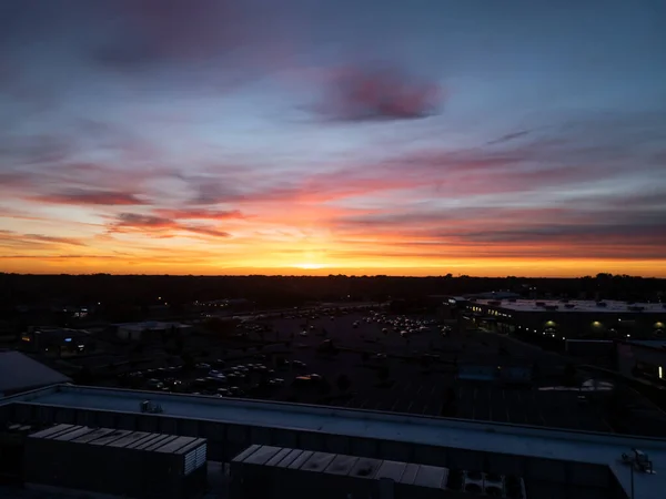 Henry Ford otoparkından alınan bulutlu bir günde Pontiac, Michigan 'da batıya bakan bir gün batımı