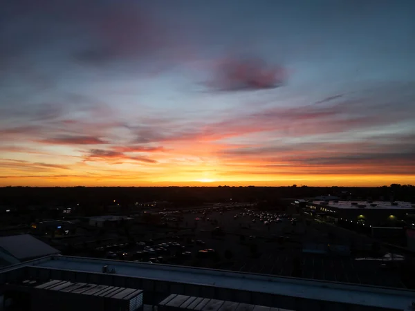 Henry Ford otoparkından alınan bulutlu bir günde Pontiac, Michigan 'da batıya bakan bir gün batımı