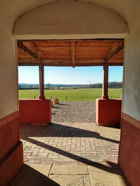 Wroxeter Roma Şehri, Shropshire 'da deneysel arkeoloji tarafından yeniden yaratılmış bir Roma villasının manzarası.