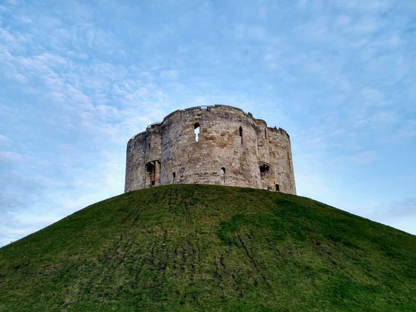 Güneşli bir günde Clifford 'un York' taki kulesi
