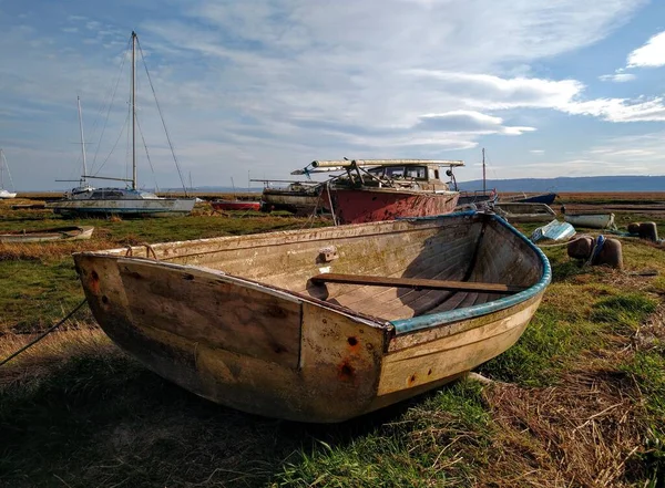 Nehir kenarındaki tersanede eski bir kayık. Heswall 'da Dee Nehri' nin yanında.