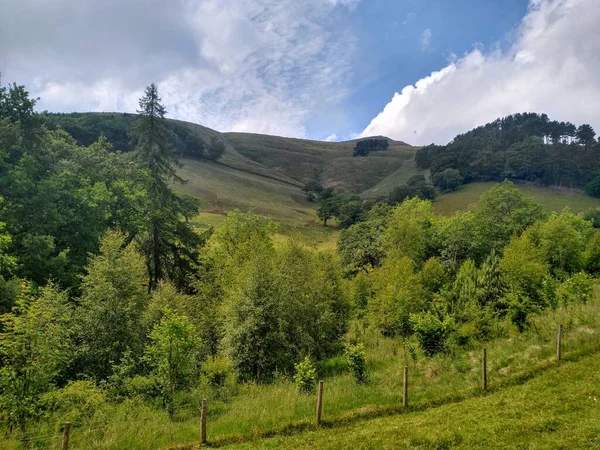 Dağları ve mavi gökyüzü olan güzel bir manzara.