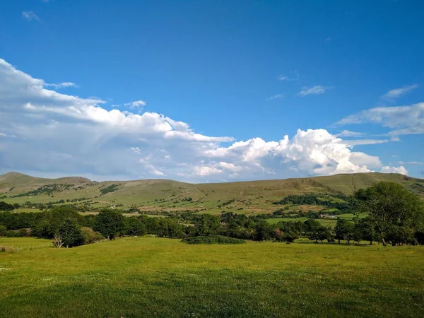 Dağ ve mavi gökyüzü olan güzel bir manzara.