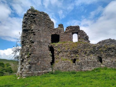 Cumbria 'nın kuzeybatısındaki Pendragon Kalesi' nin kalıntıları.