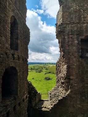 İngiltere 'nin kuzeybatısındaki Cumbria' daki bir şatonun yıkıntılarından bir bakış.